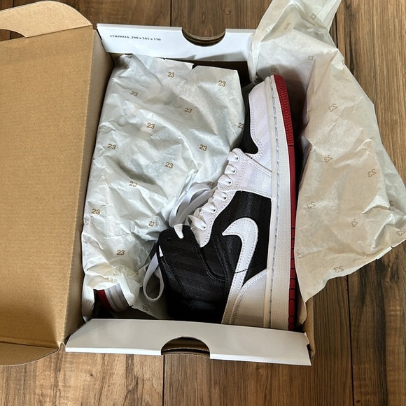 WMNS AIR JORDAN 1 MID SE - Picture 5 of 9